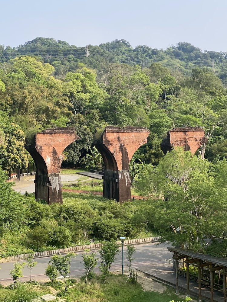 龍騰斷橋紅磚橋墩遺跡與綠意景觀