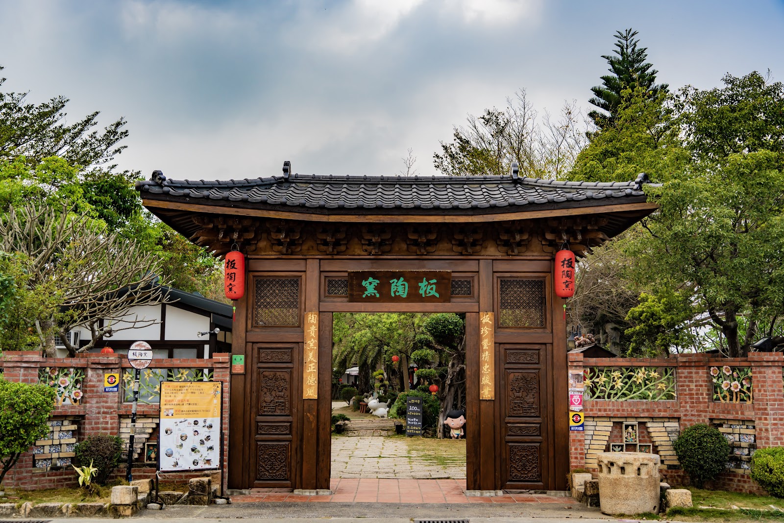 板陶窯交趾剪黏工藝園區木製牌坊入口，兩側紅燈籠高掛