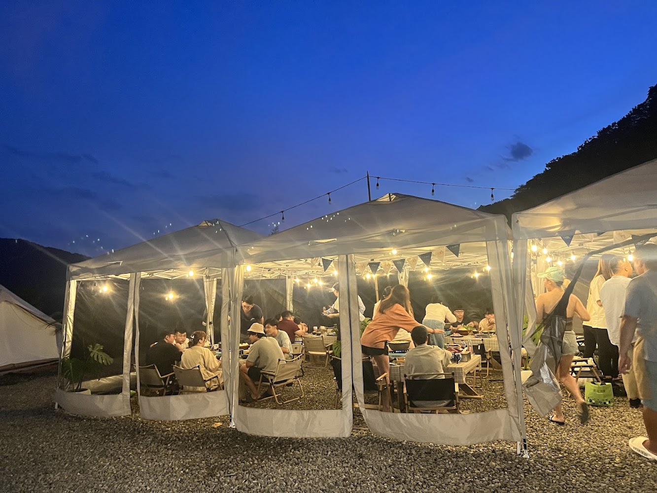 夜晚帳篷內聚餐聚會場景