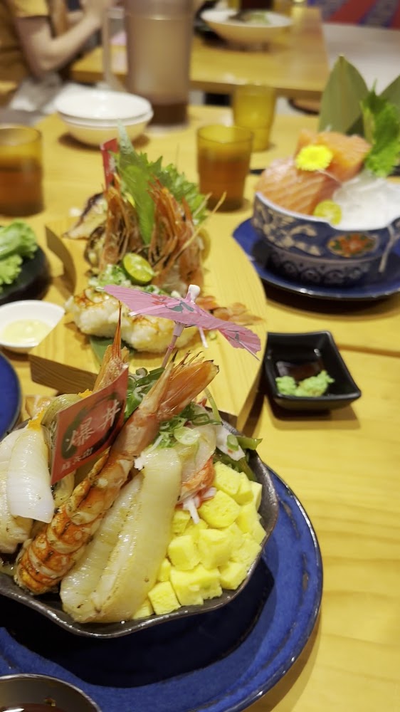 綜合海鮮料理組合,有生魚片丼、握壽司與玉子燒