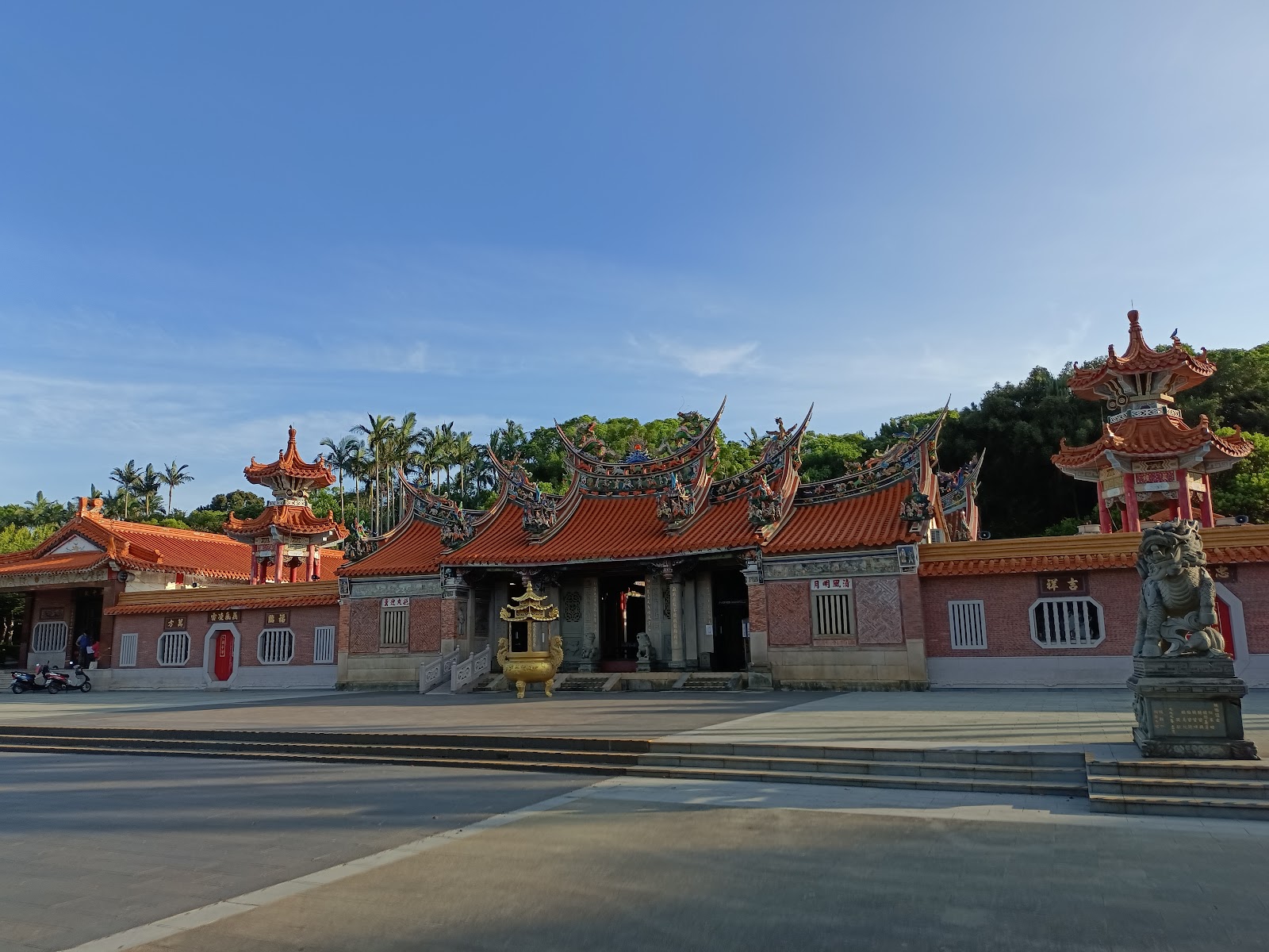 新埔枋寮褒忠亭義民廟正面廣角,紅色屋頂廟宇建築,廟埕廣場