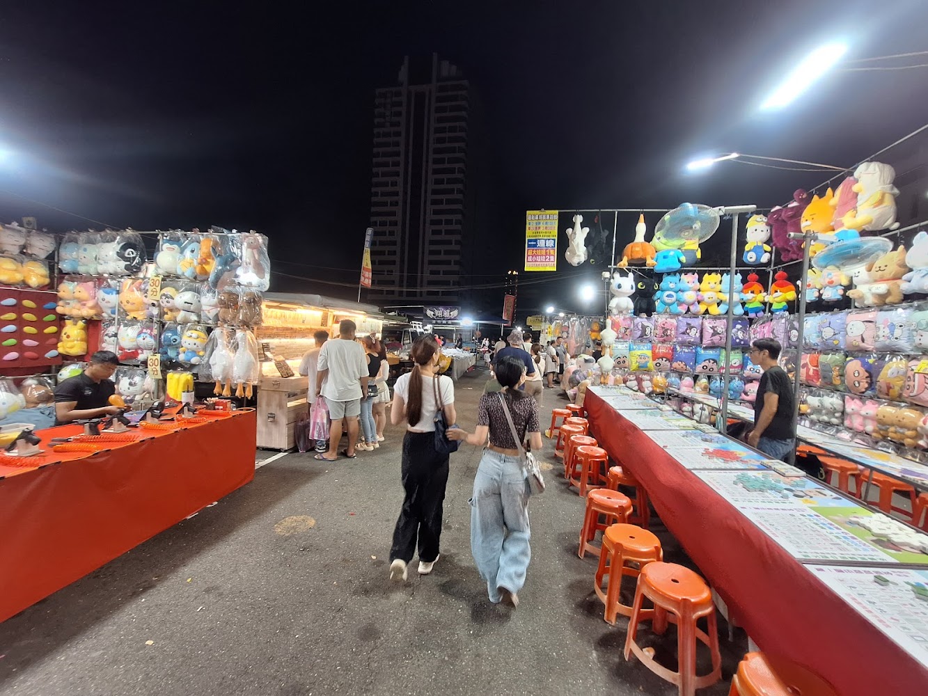 台南花園夜市遊戲與夾娃娃攤位,玩偶眾多、氣氛熱鬧。
