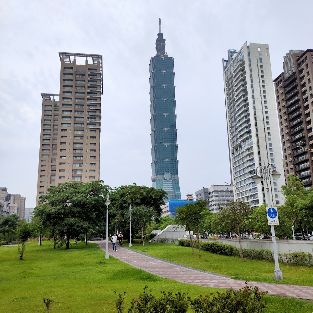 象山公園可見台北101與綠意交織的都市景觀