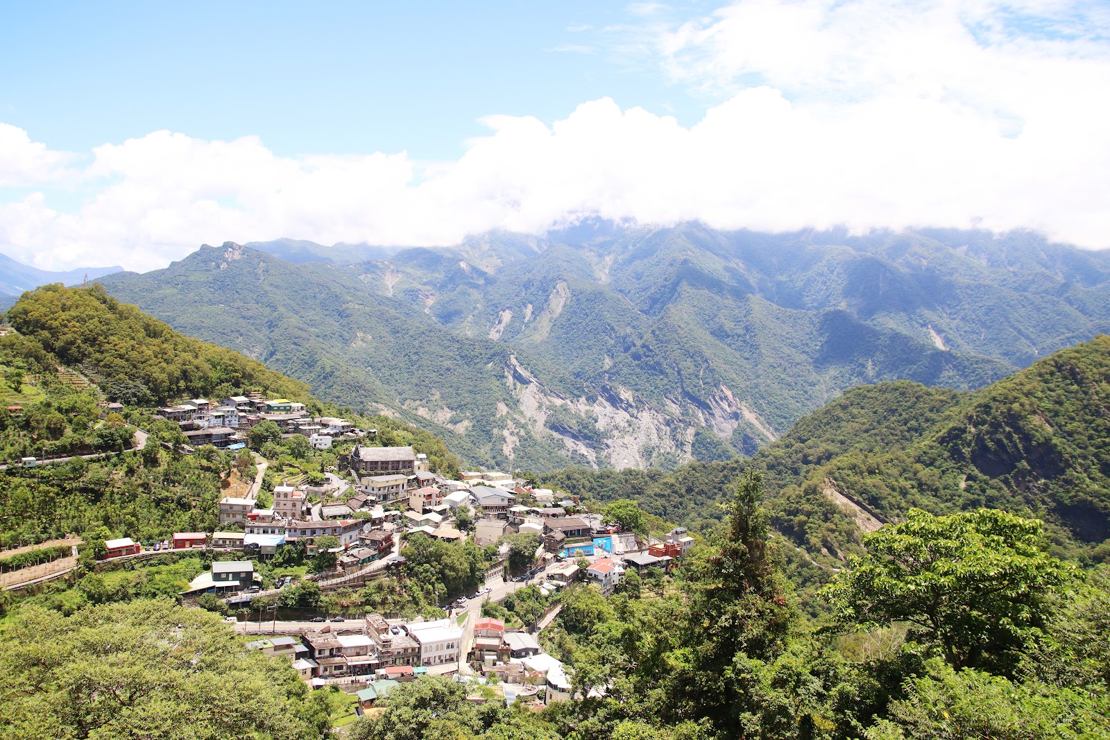霧台部落鳥瞰全景,石板屋頂與翠綠山巒相互輝映
