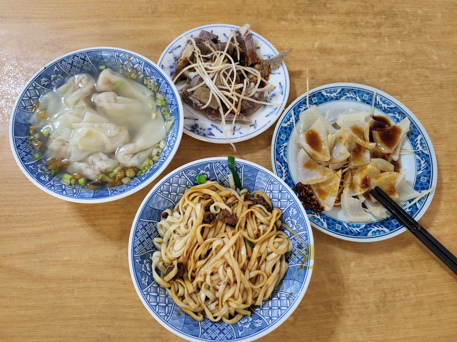 行天宮無名麵店麵食餐點，清爽湯底