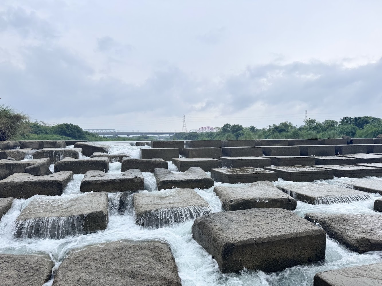 豆腐岩整齊排列石塊與水流