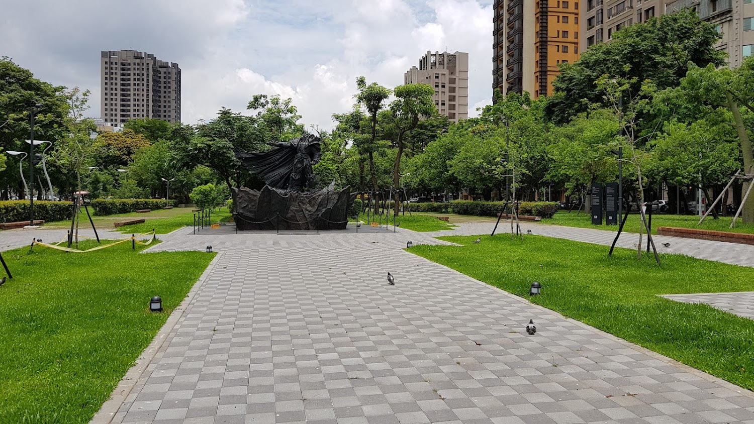 草悟道步道與大型雕塑