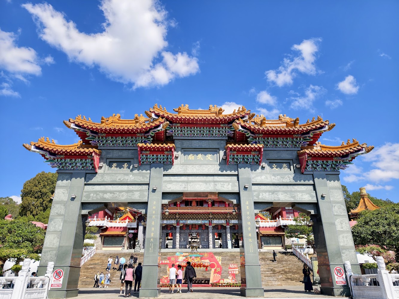 宏偉中國寺廟大門與階梯