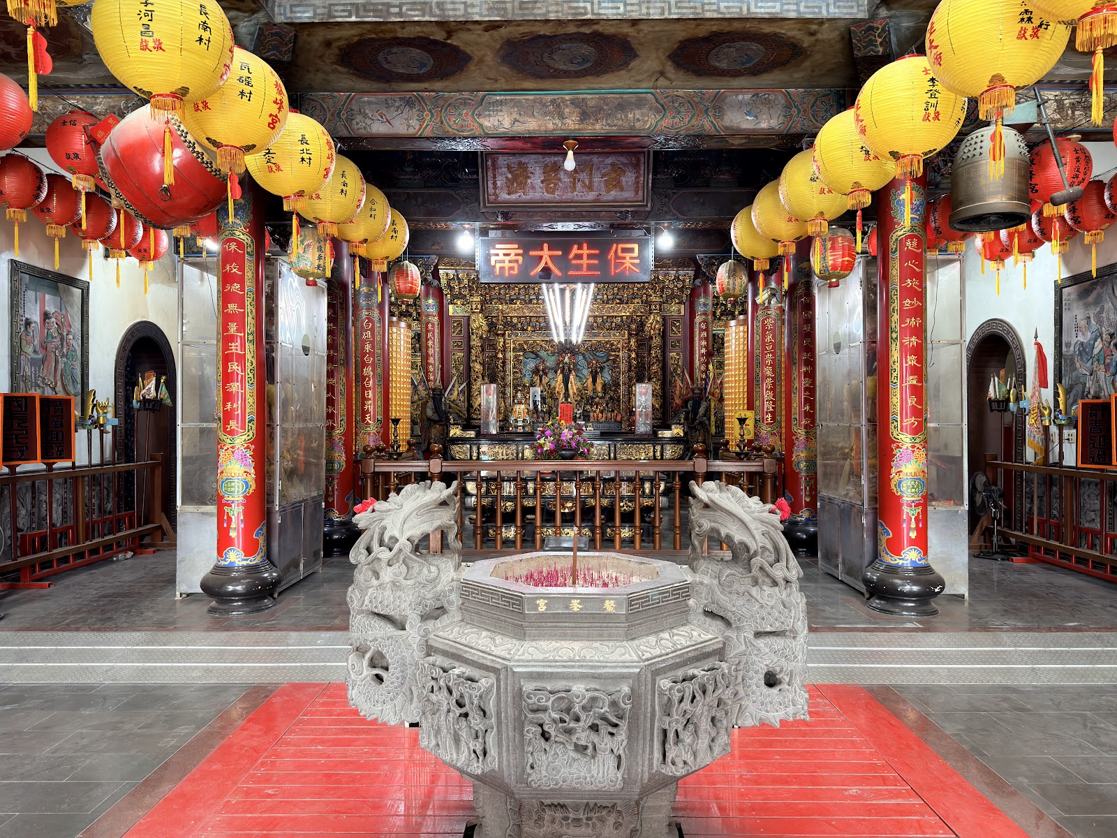 鰲峰宮正殿內景,紅黃燈籠懸掛廊道,八角石香爐近景,保生大帝牌匾,主壇神像