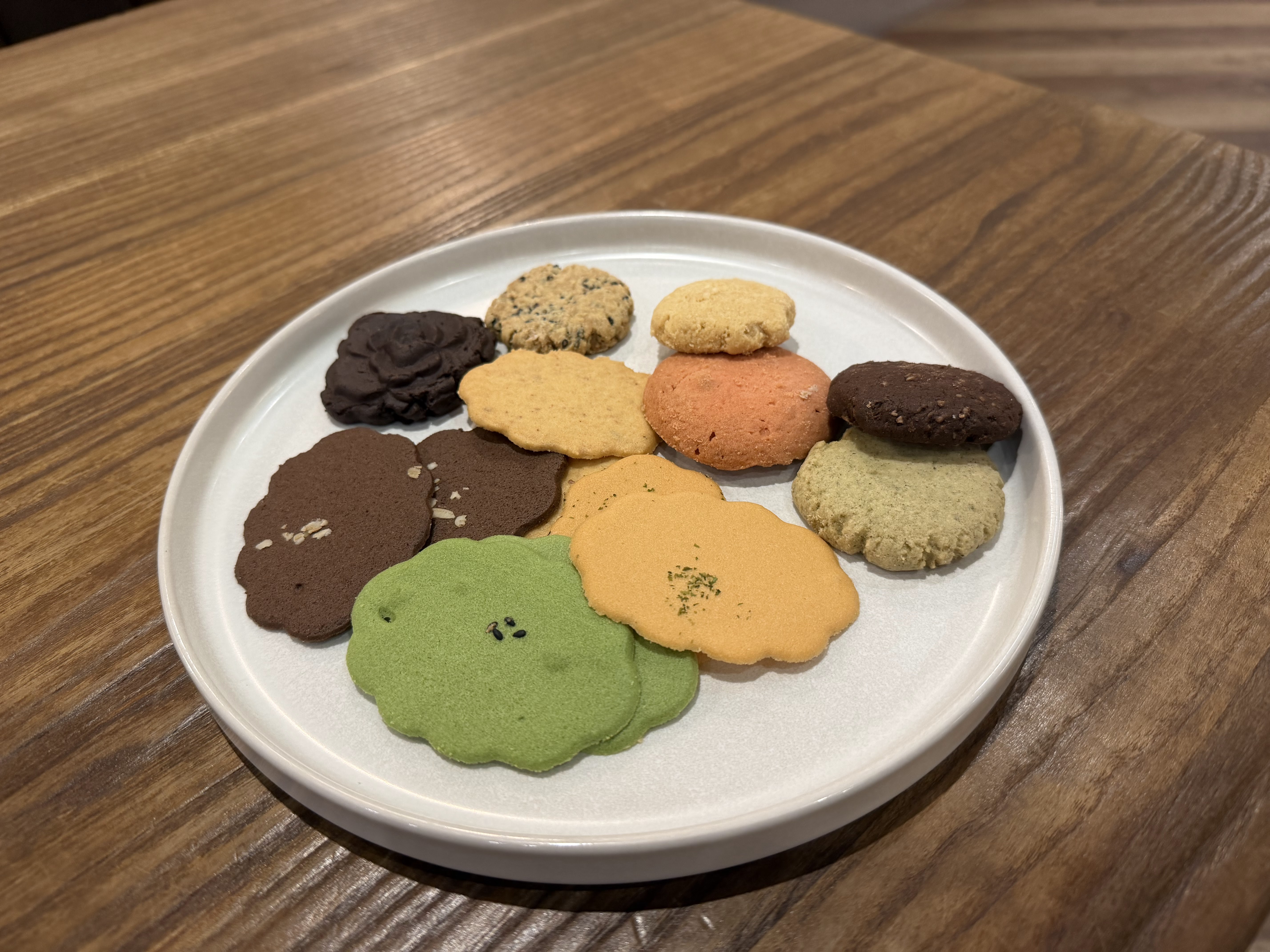 白色圓盤上擺放多種顏色與口味的手工餅乾