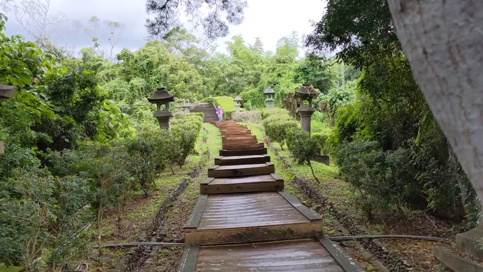 玉里神社遺址參道石階，兩側石燈籠，花蓮玉里日治遺跡