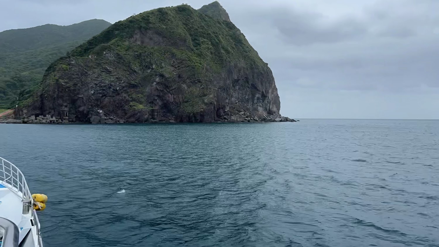 龜山島南岸碼頭巨大山岩與海景