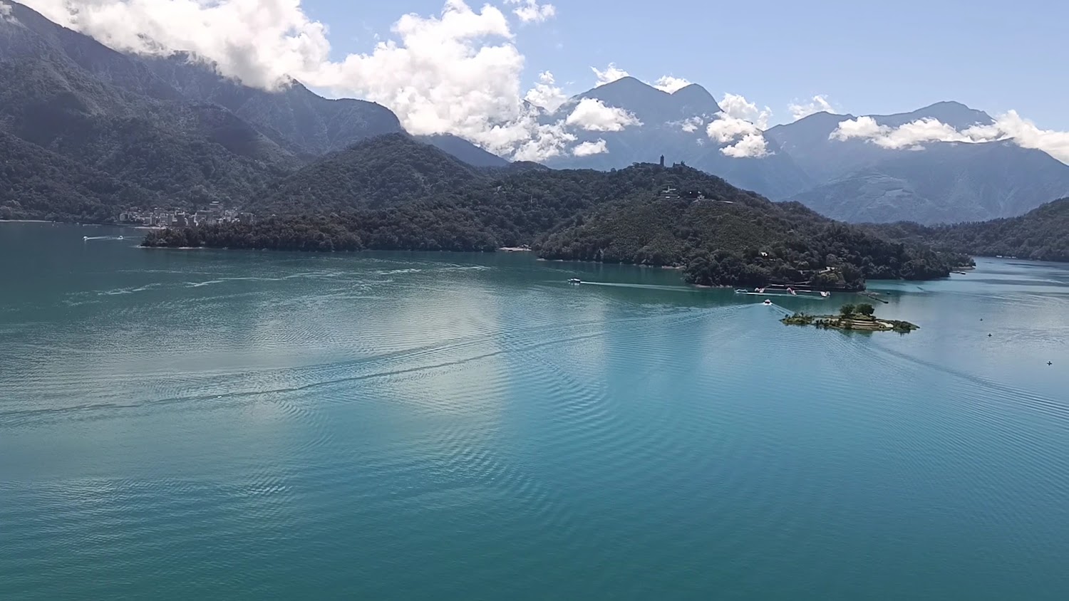 碧藍湖面遠山與小島綠樹的日月潭景色