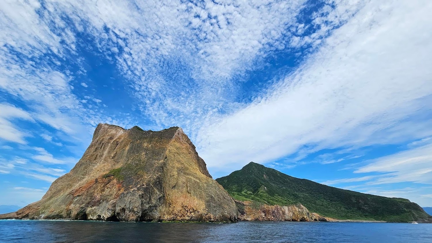 龜山島岩壁與山體