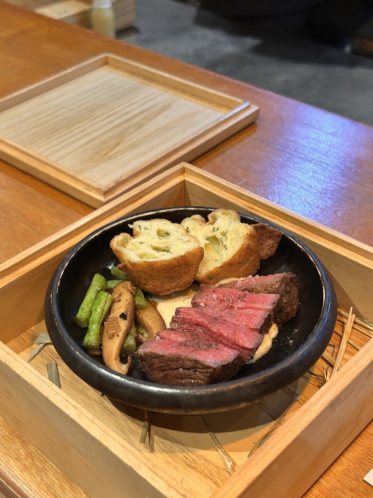 牛排搭配蘑菇蘆筍與麵包的精緻主餐