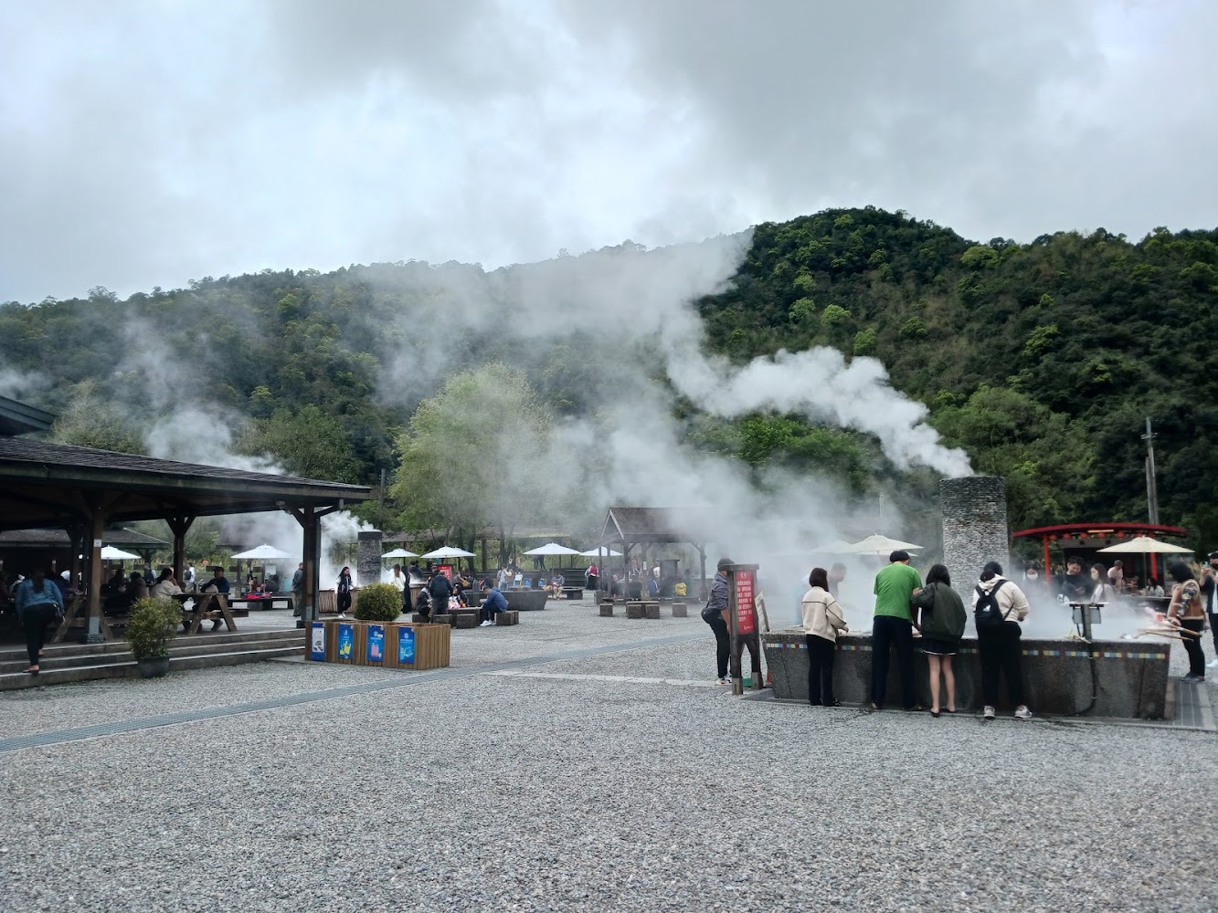 知本溫泉周邊蒸氣設施與休憩空間