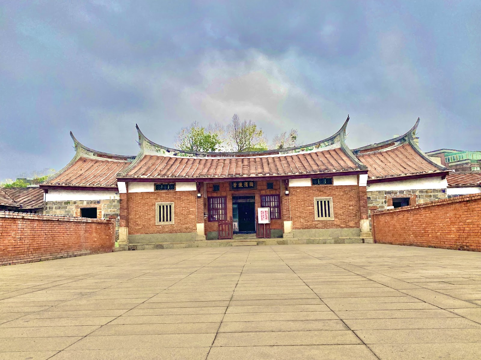 新屋范姜祖堂三合院正面紅磚燕尾飛簷，百年客家古蹟建築之美