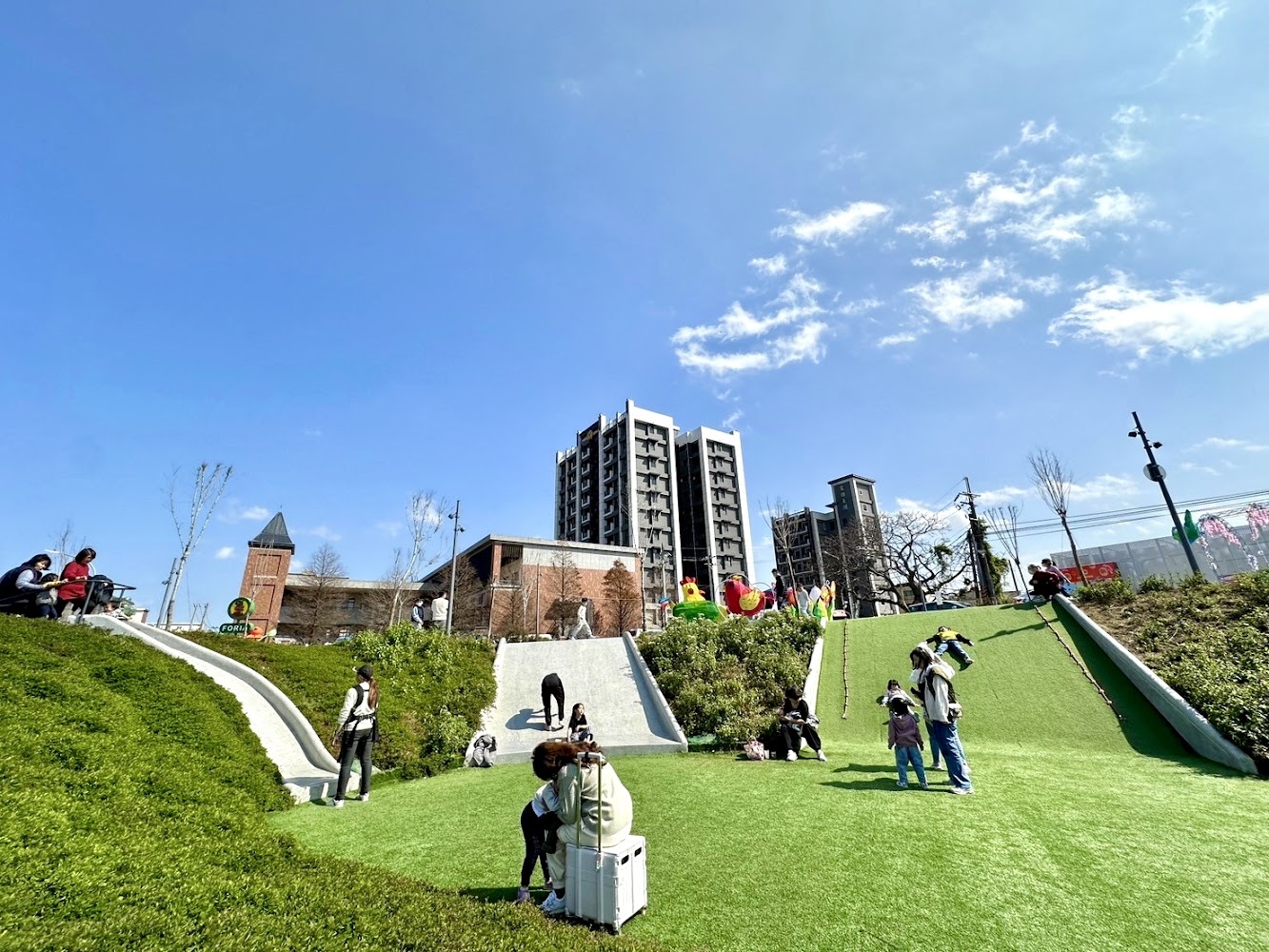 草坡溜滑梯親子公園場景