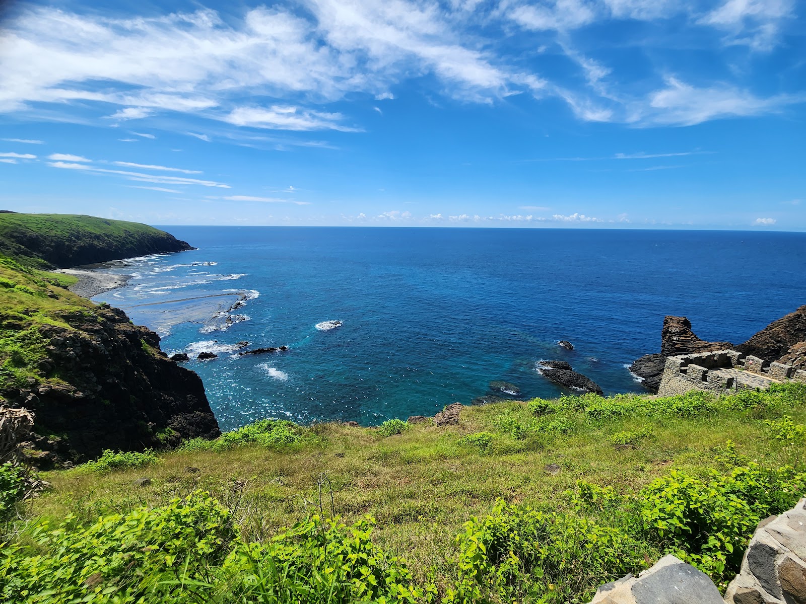 澎湖七美大獅龍埕海岸全景 深藍南海礁岩 翠綠草坡俯瞰