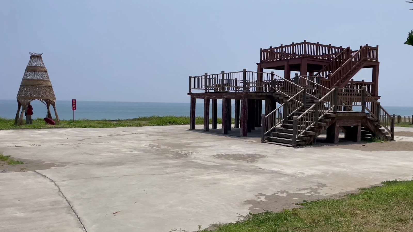 台東達仁鄉南田海岸親水公園木造觀景平台與排灣族傳統編織藝術裝置