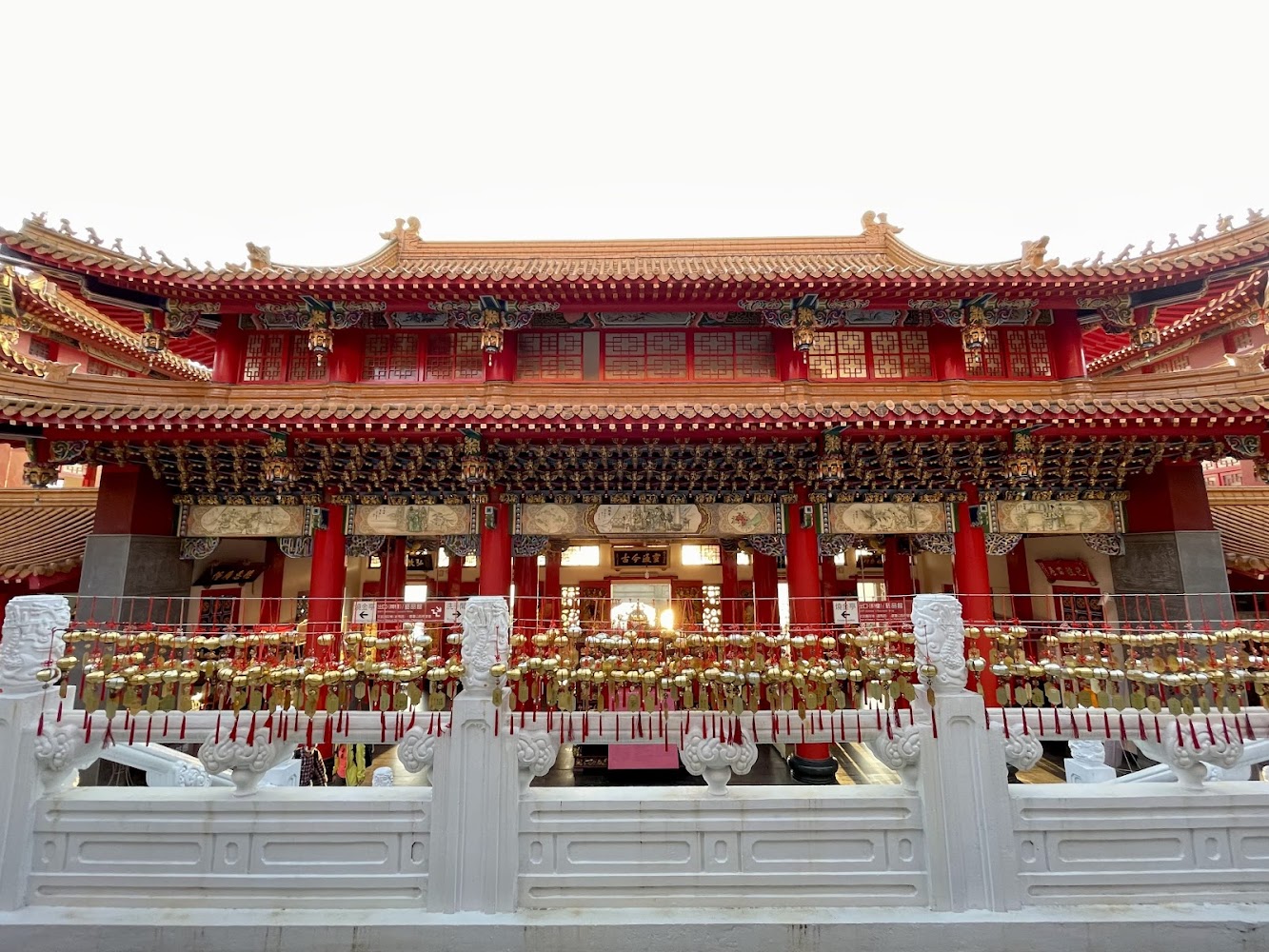 文武廟前方祈福牌與金色琉璃瓦建築