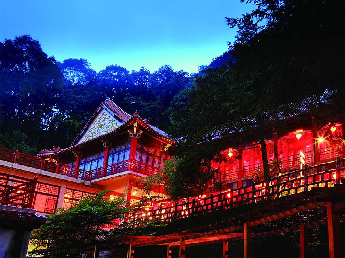 梨山賓館夜景,宮廷式閣樓燈火通明