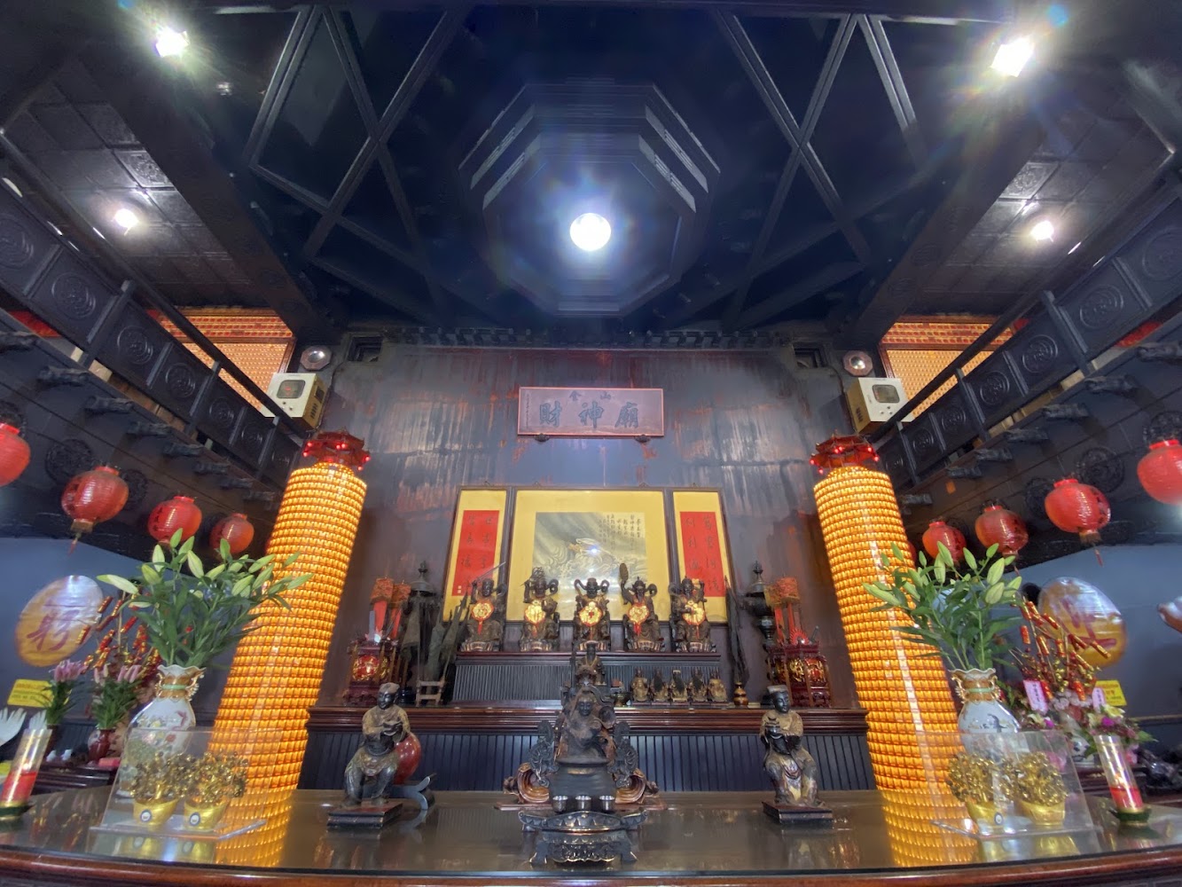 廟宇主神壇與燈柱花飾
