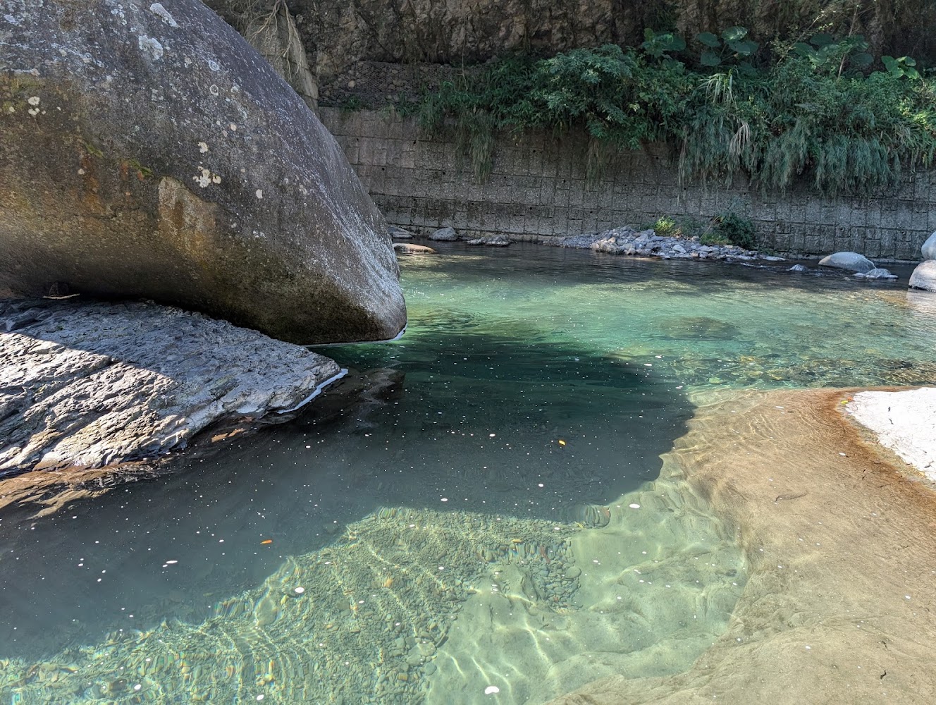 清澈見底溪流與大岩石