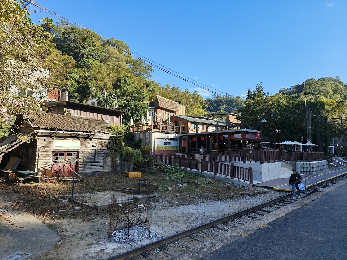 舊木屋鐵道與山林景觀