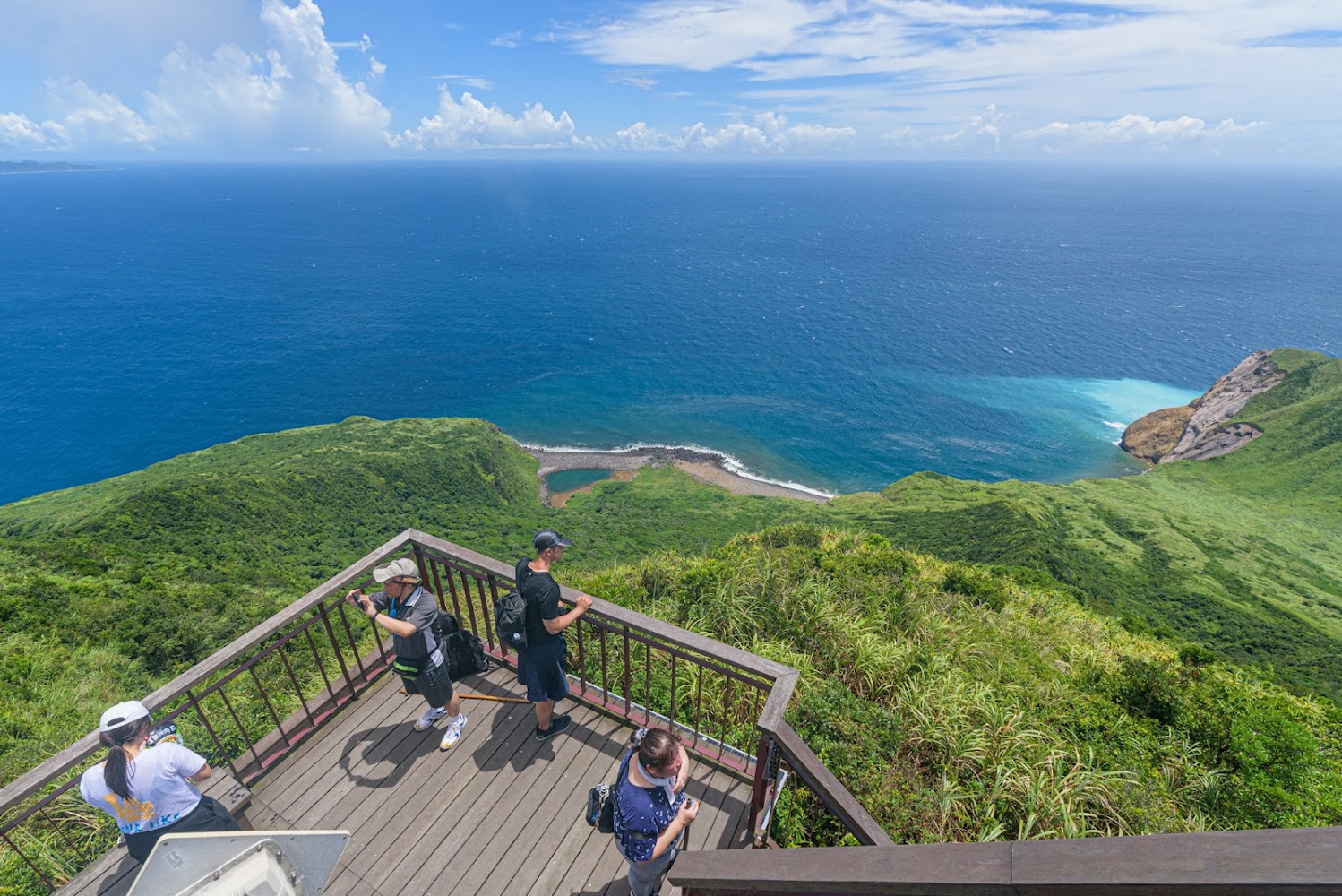 401高地觀景台遊客欣賞海景