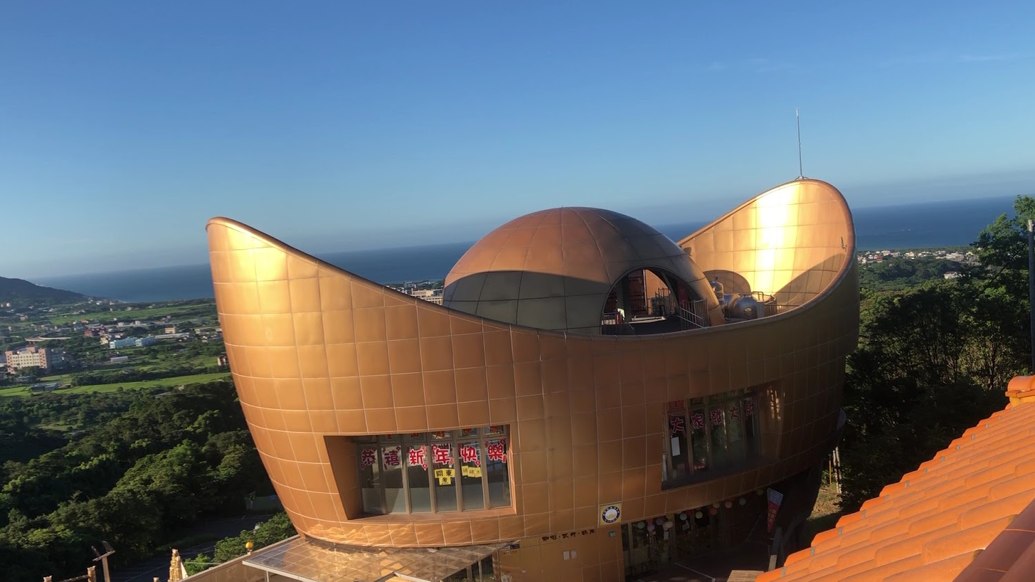 金色特殊建築與遠方海景