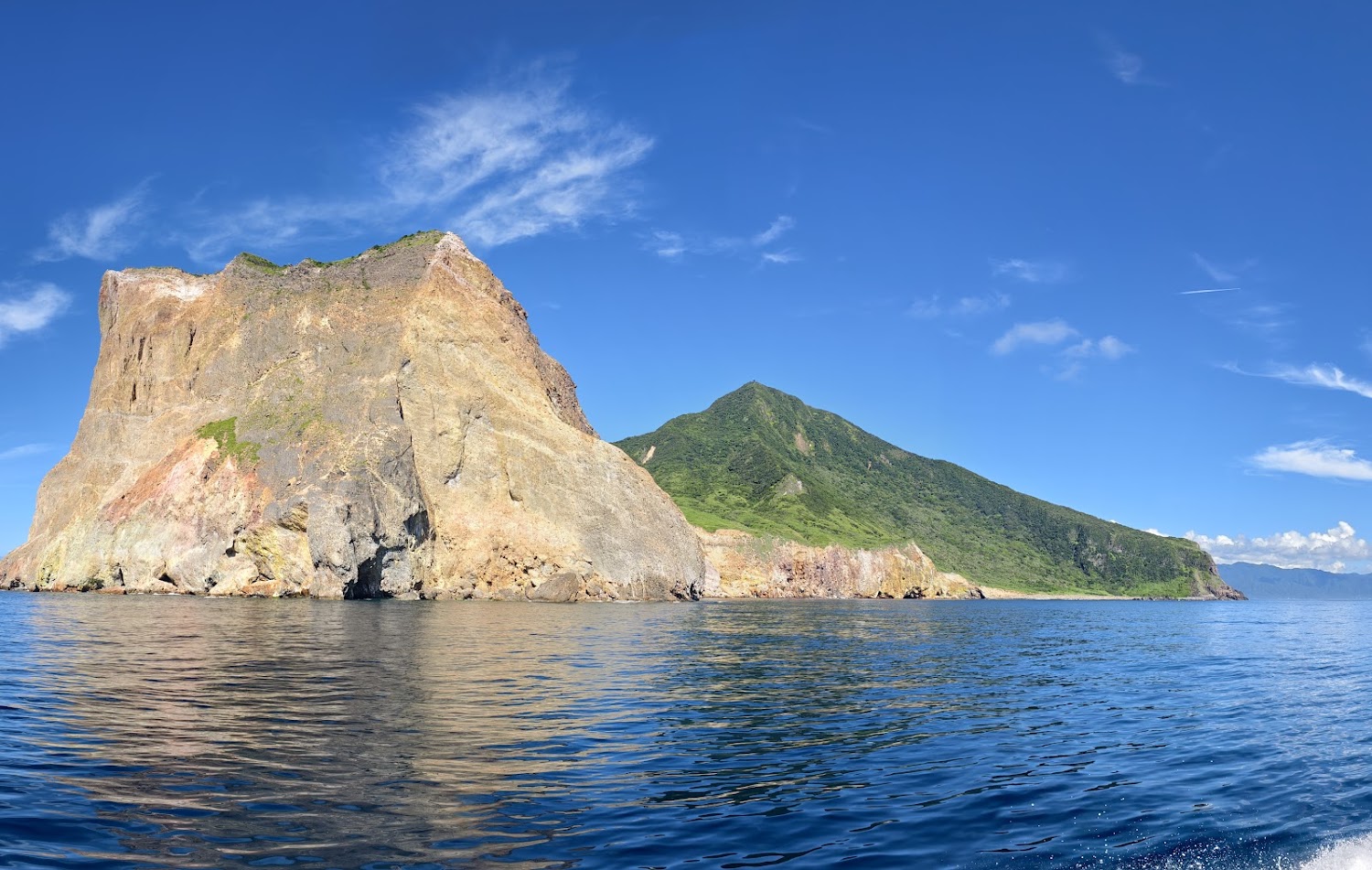 龜山島壯觀海蝕岩與綠意島嶼景觀
