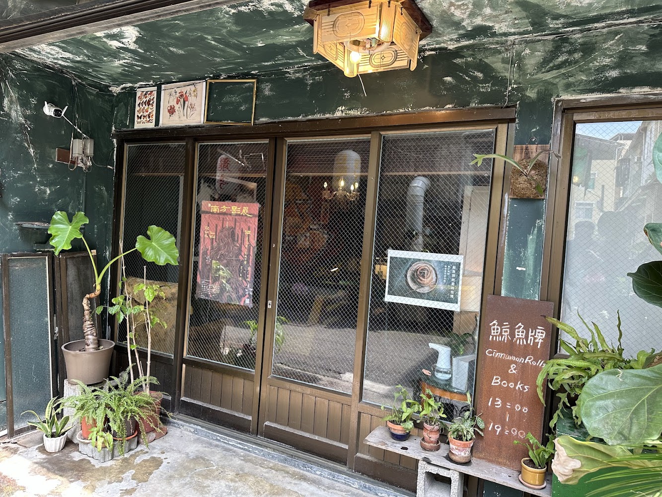 鯨魚牌店門口與招牌