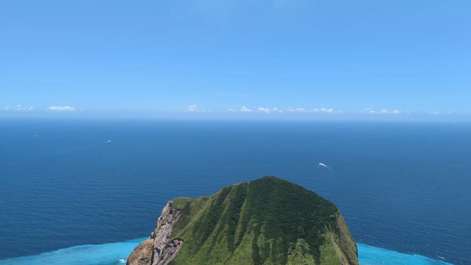 401高地望向綠色山峰與藍海景觀