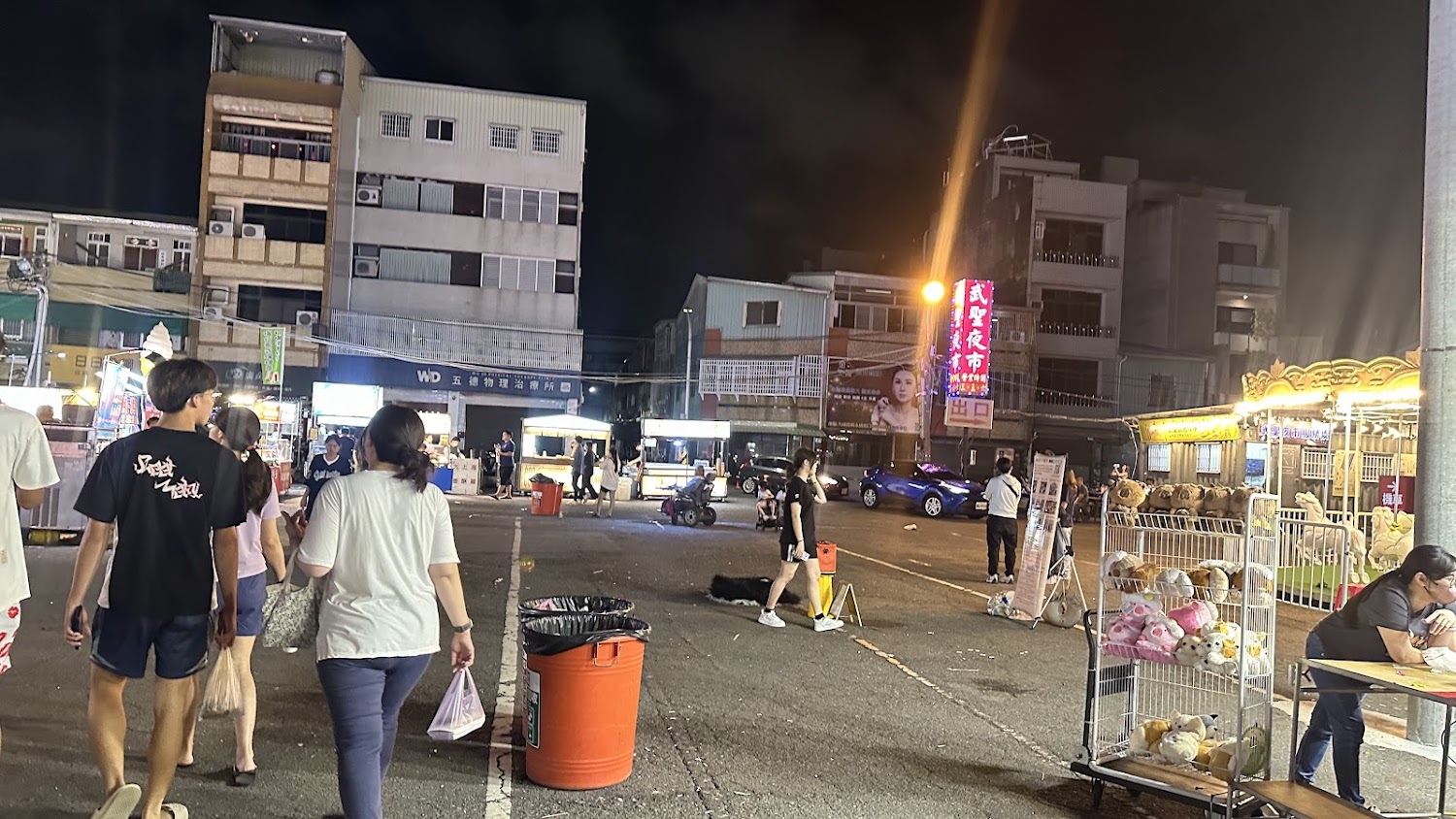 武聖夜市攤位與遊樂設施區
