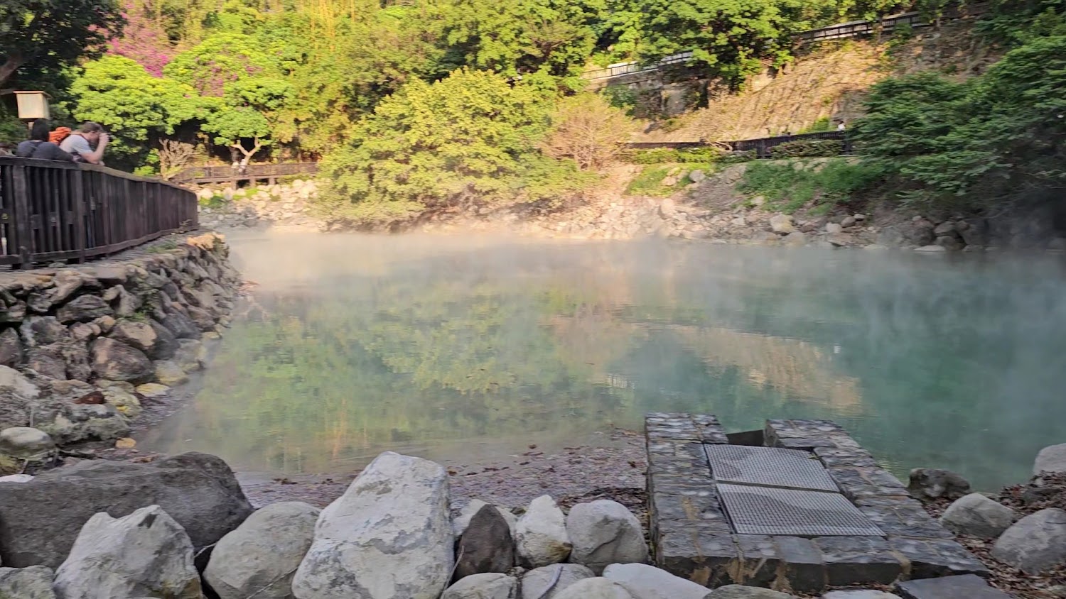 地熱谷溫泉湖與蒸氣景觀