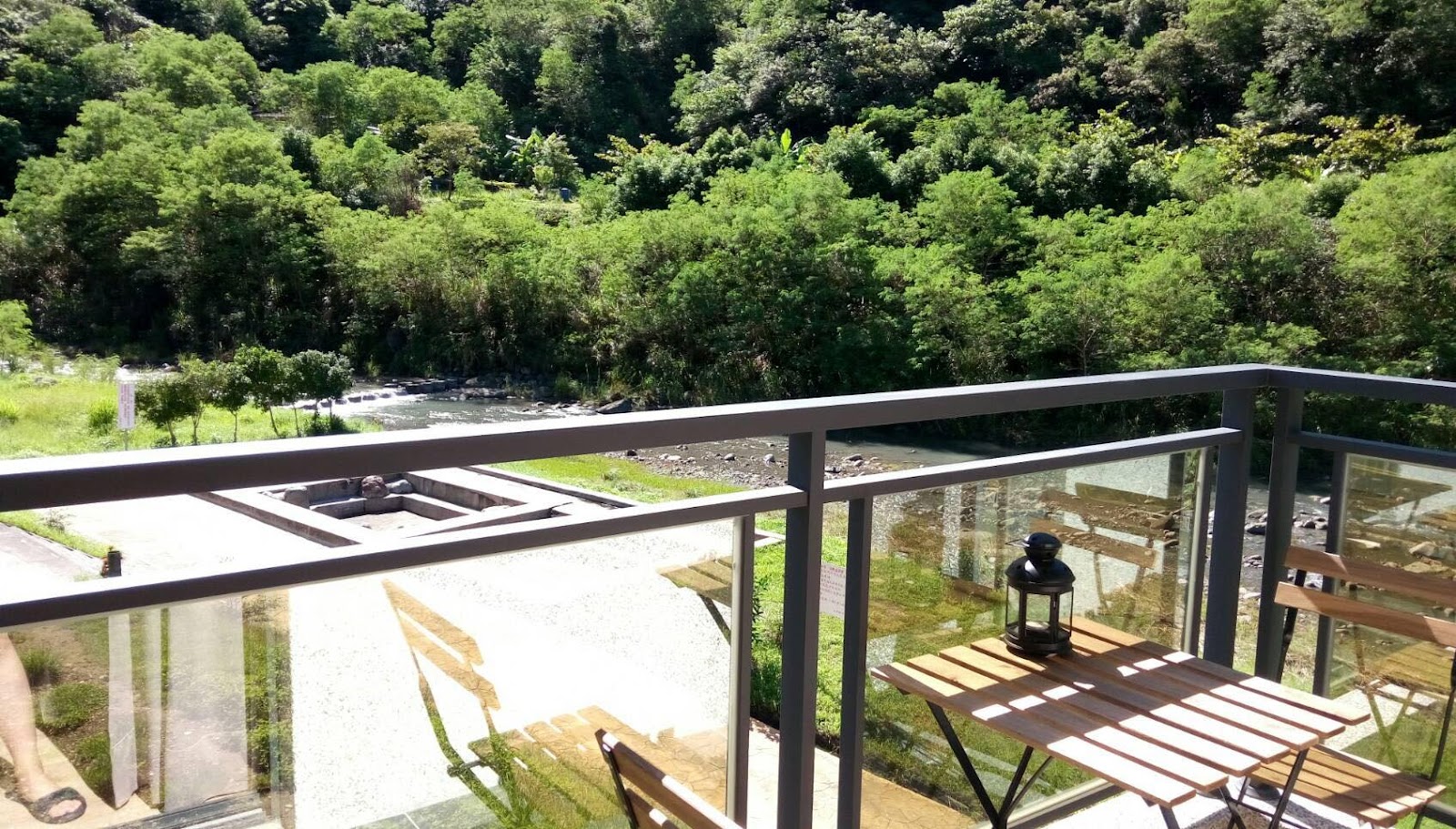 安通露天野溪溫泉玻璃露台俯瞰溪谷，花蓮玉里溫泉景觀