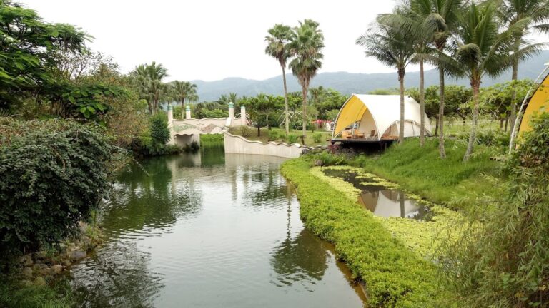 理想大地湖泊與帳篷造型建築
