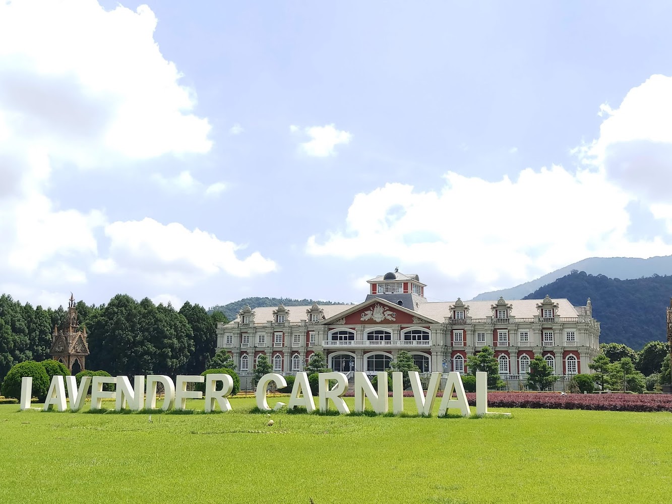 歐式城堡與LAVENDER CARNIVAL字樣