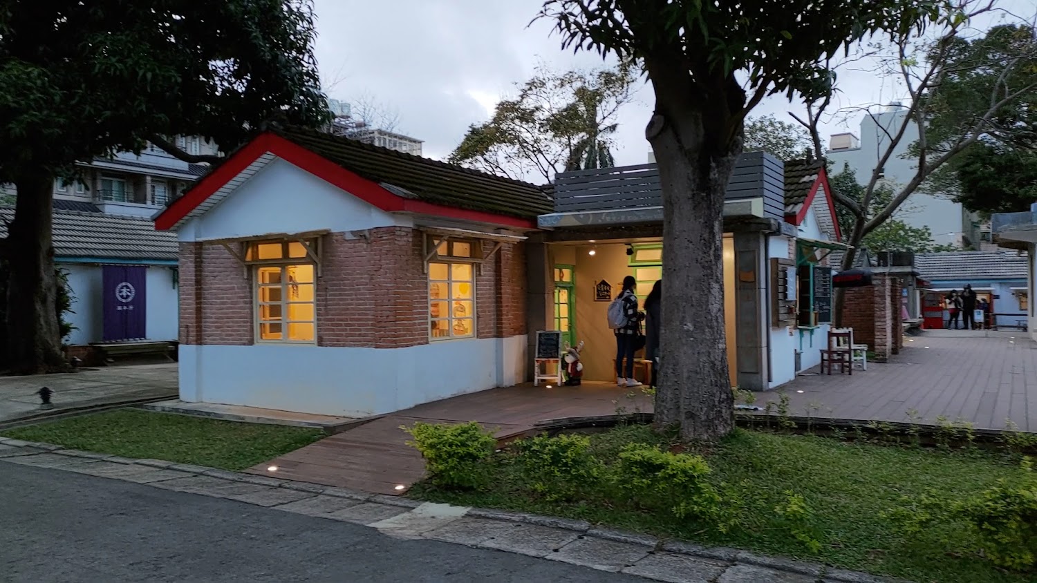 紅屋頂白牆建築與溫暖燈光