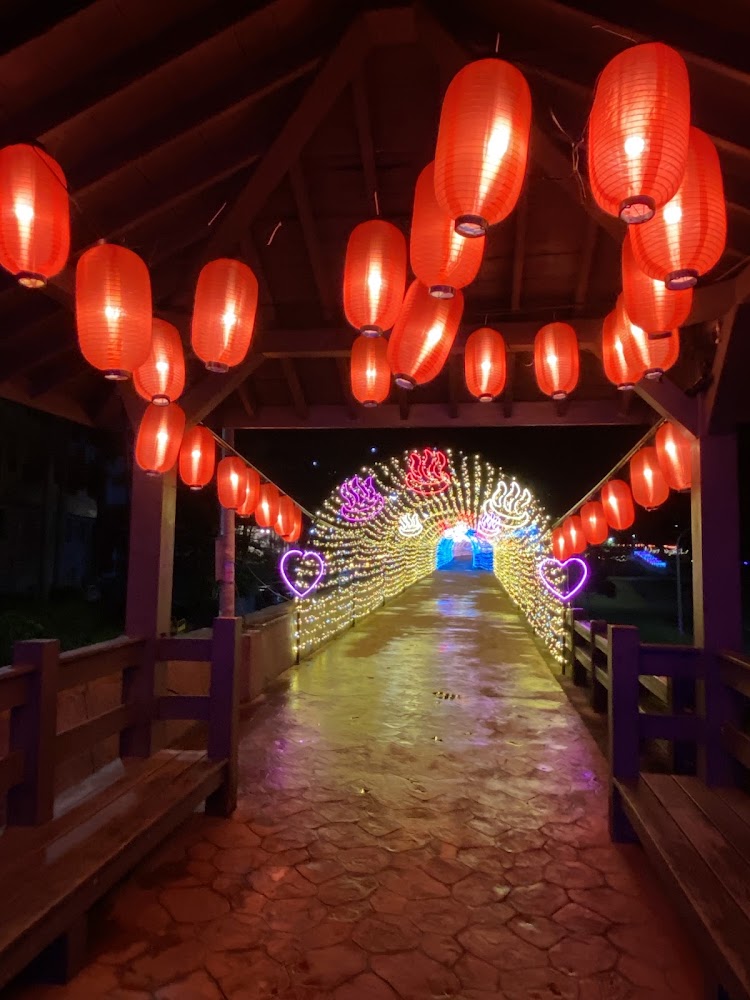 橋上紅燈籠與愛心燈飾夜景