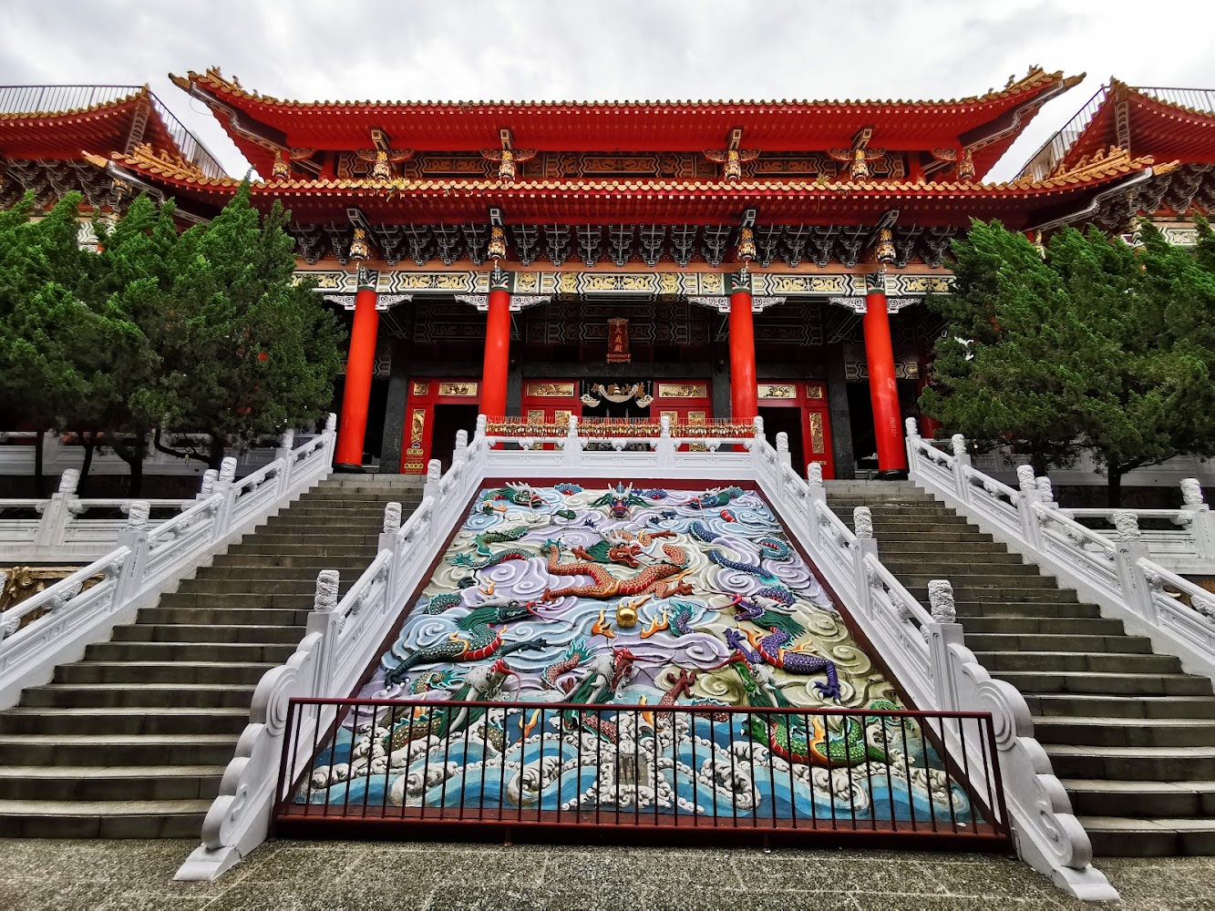 文武廟正中央龍雕石梯與松樹景觀