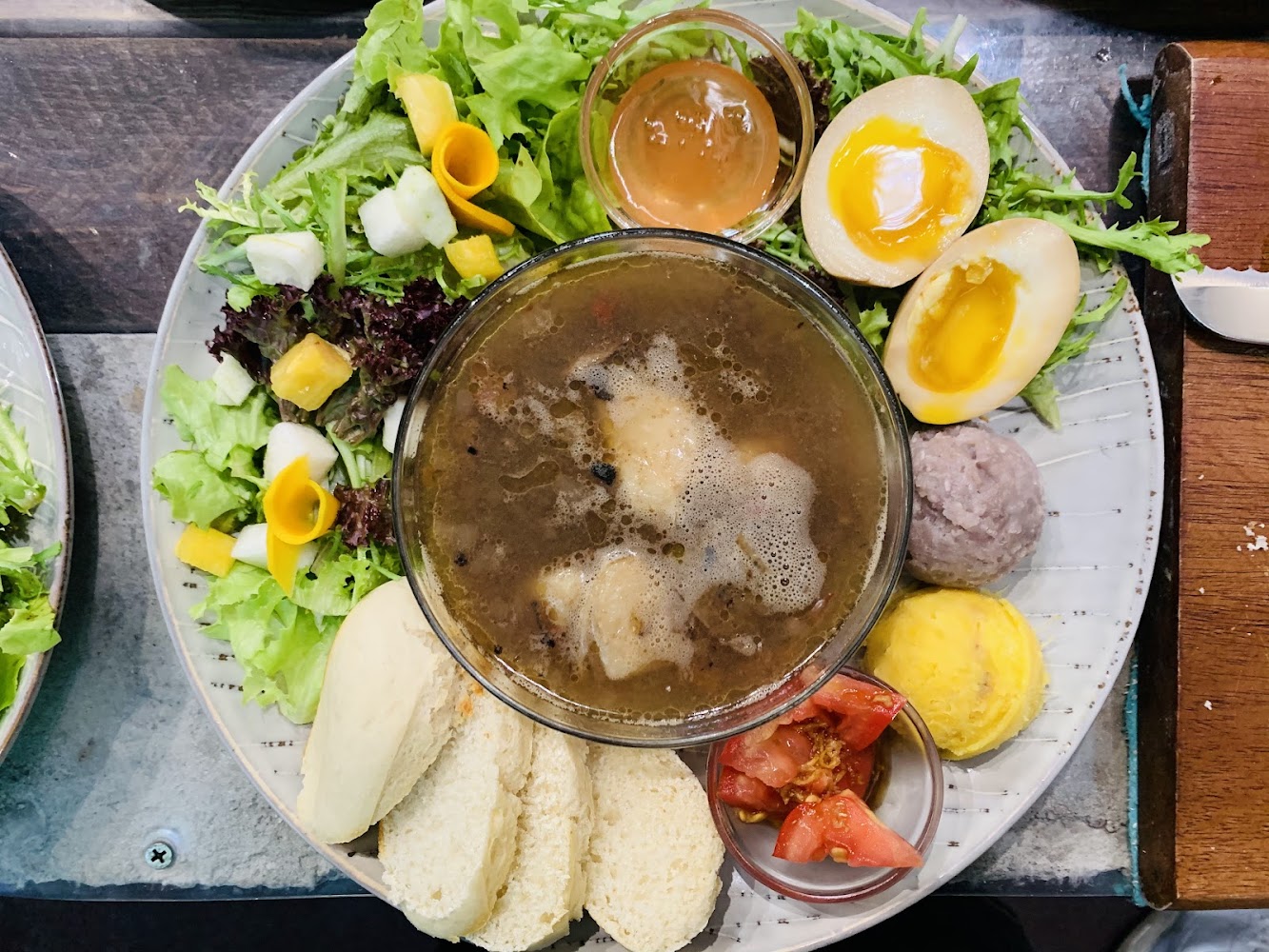 早午餐盤含麵包溫泉蛋肉類與沙拉