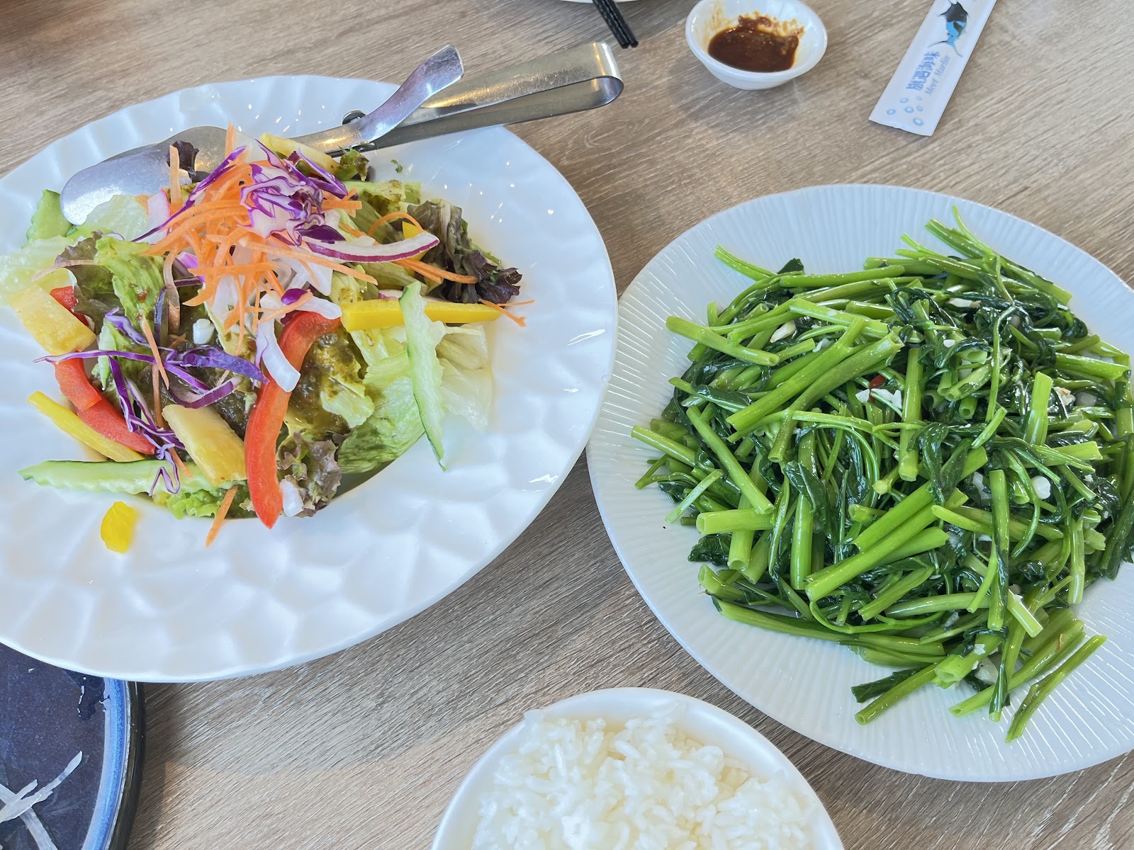 旗遇海味桌面餐點，芒果生菜沙拉搭配清炒空心菜和白飯
