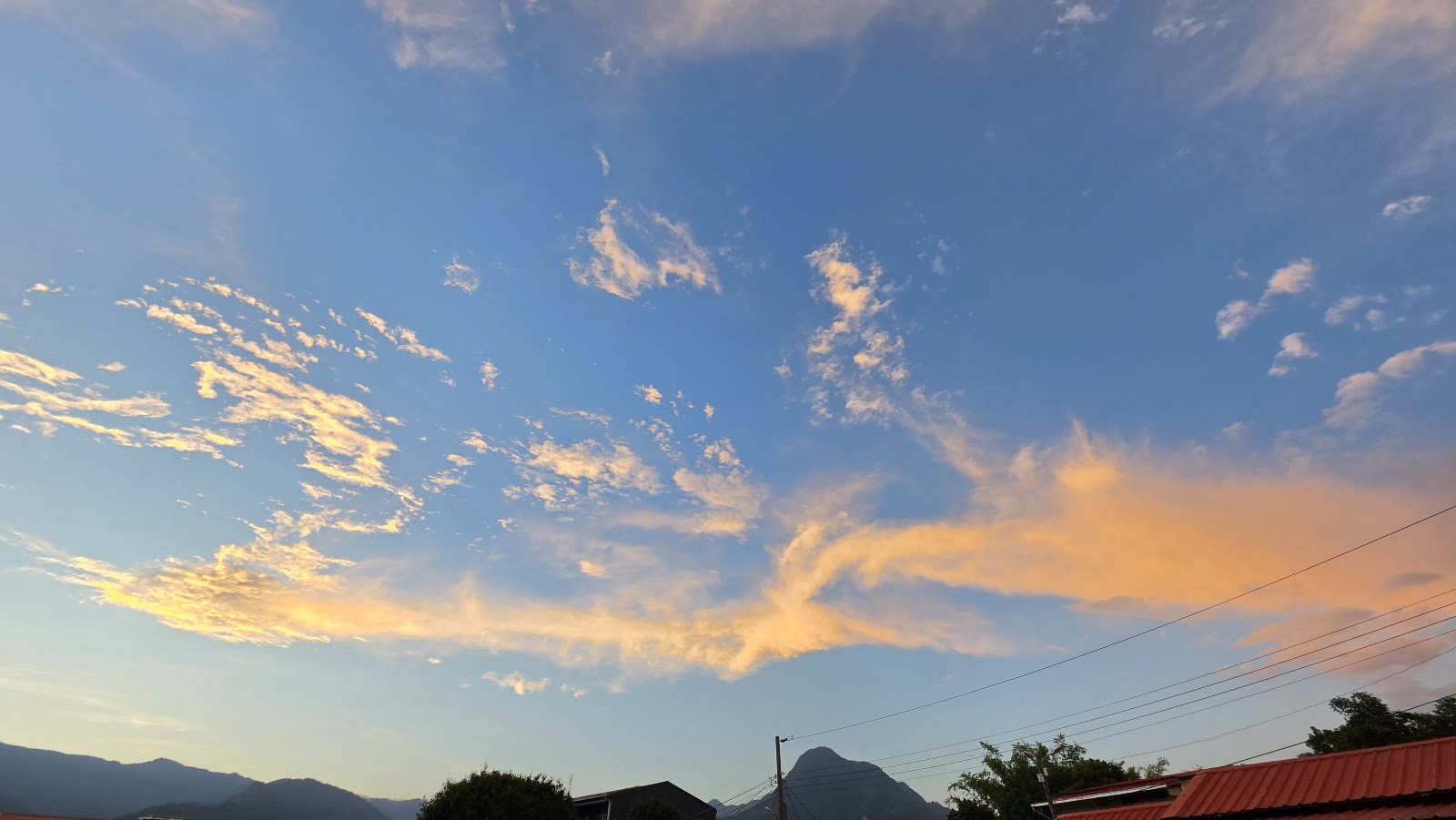 嘉義大埔鄉夕陽晚霞,橙紫漸層天空,遠山輪廓與村落屋頂