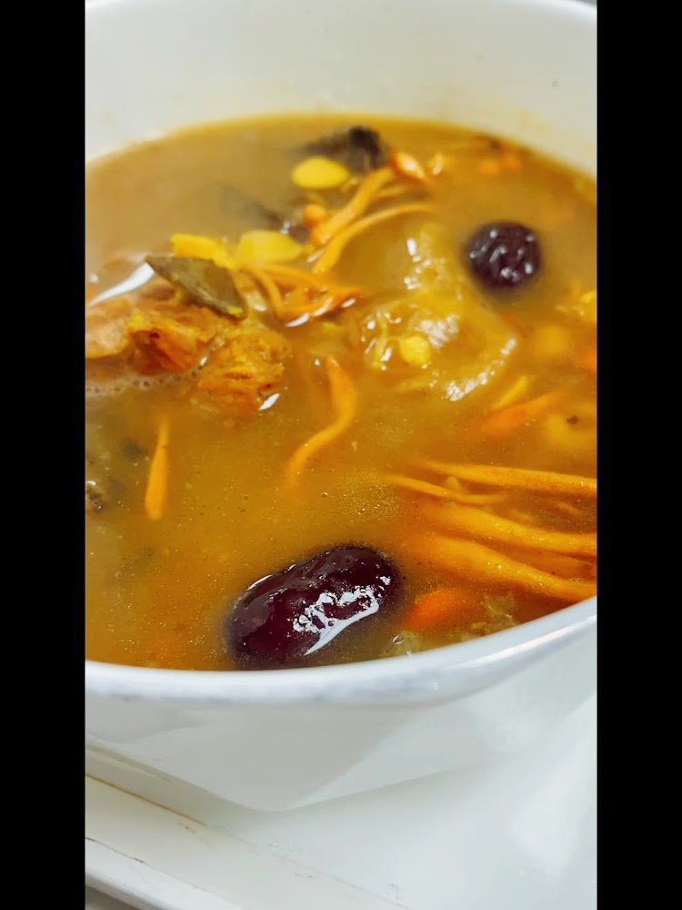 中藥燉湯特寫,湯色清澈帶藥膳香氣