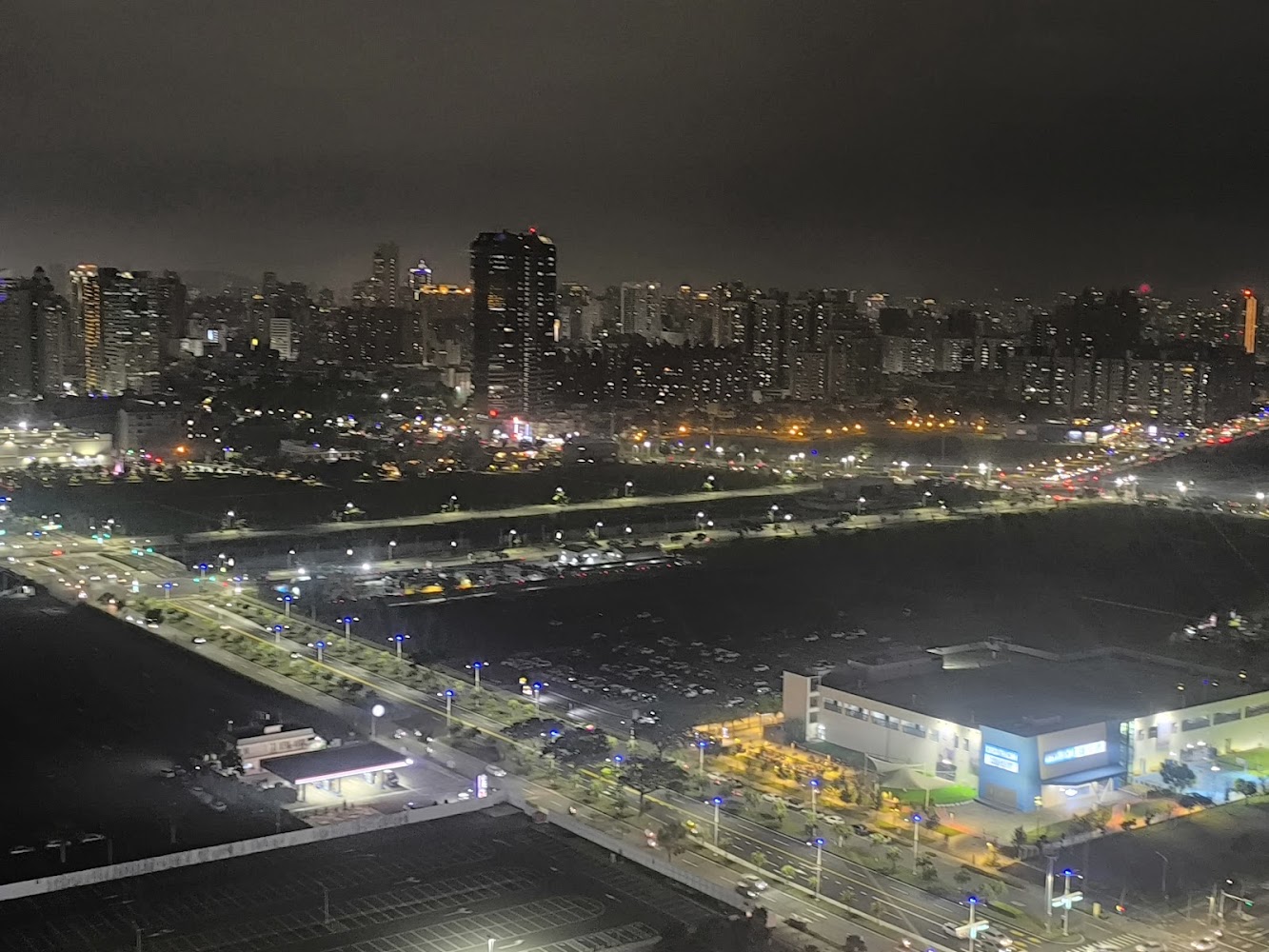 高雄城市夜景與明亮建築
