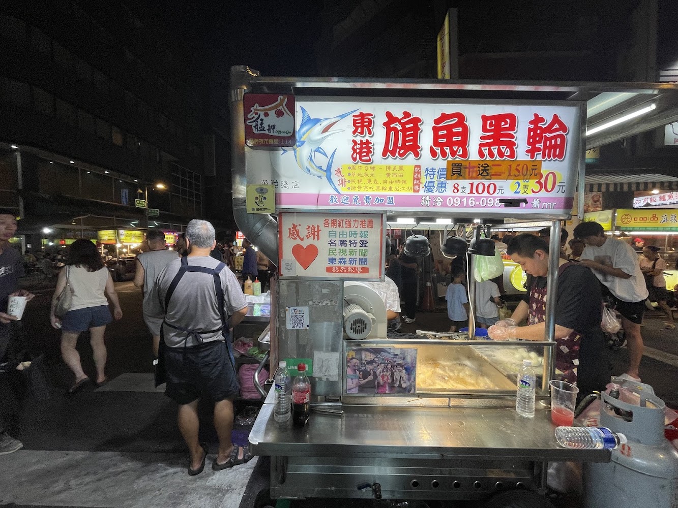 東港旗魚串攤位前，攤主現場製作旗魚黑輪