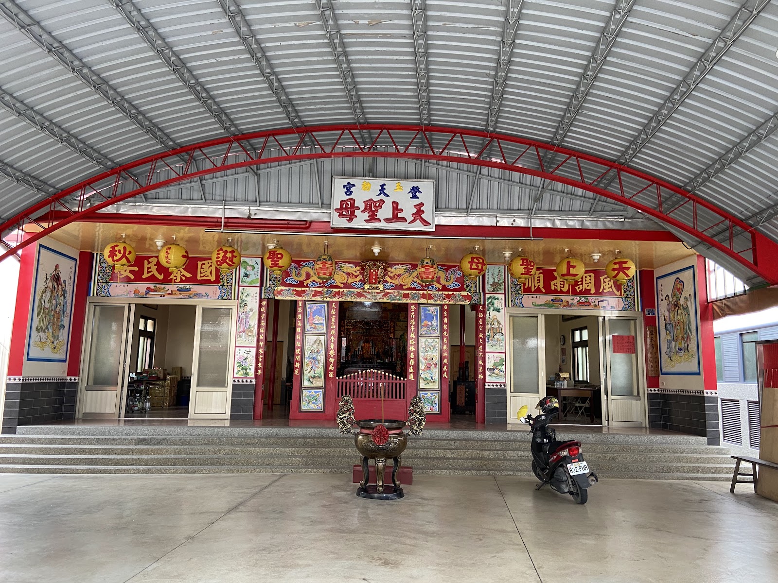 佳里在地廟宇，白色弧形門廊，懸掛紅燈籠