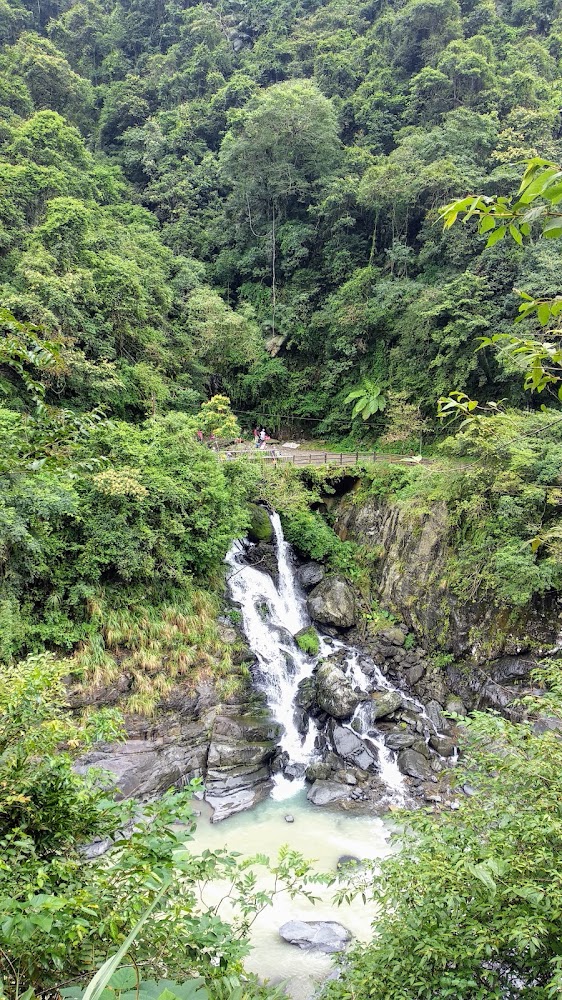 信賢瀑布水潭與木棧道